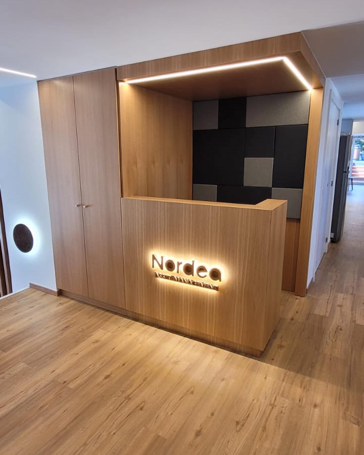 Balcão de receção em madeira com iluminação embutida