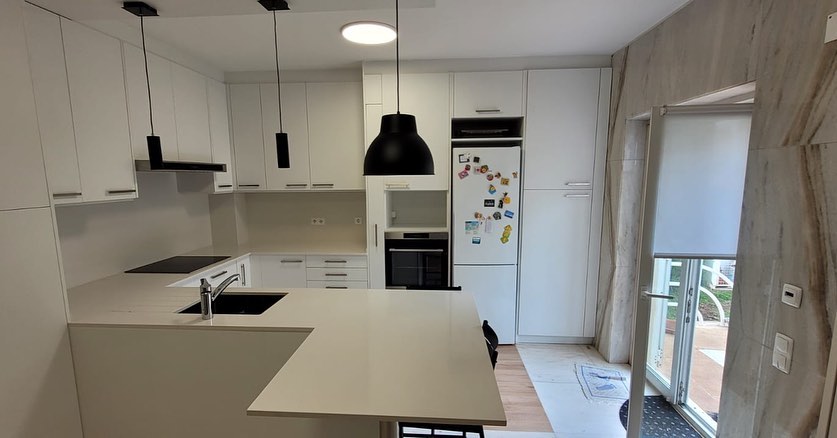 Cozinha com armários suspensos e iluminação decorativa