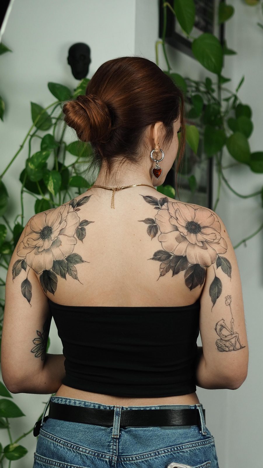 Tatuagens florais blackwork nos ombros