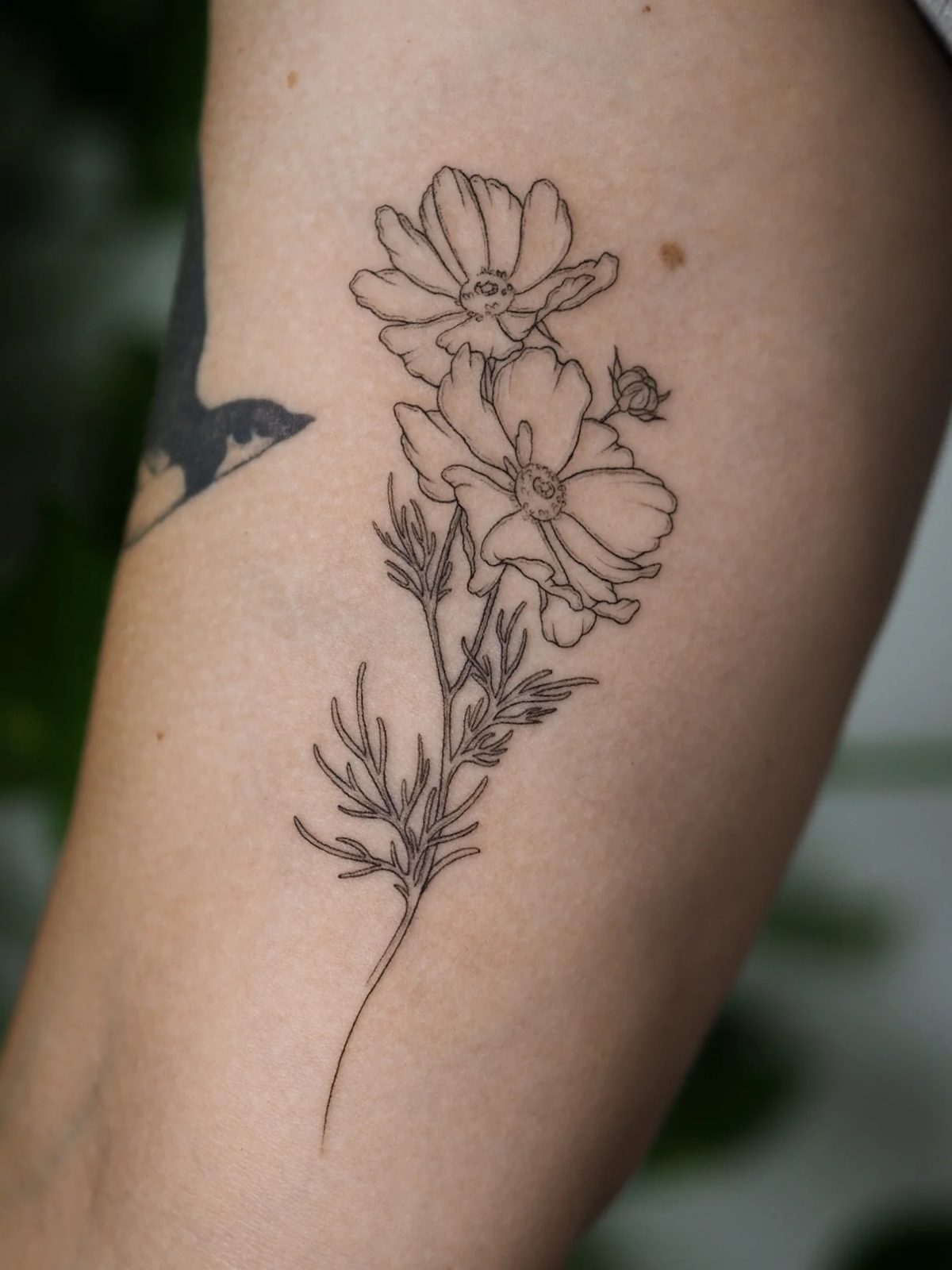 Tatuagem floral de linha fina no antebraço