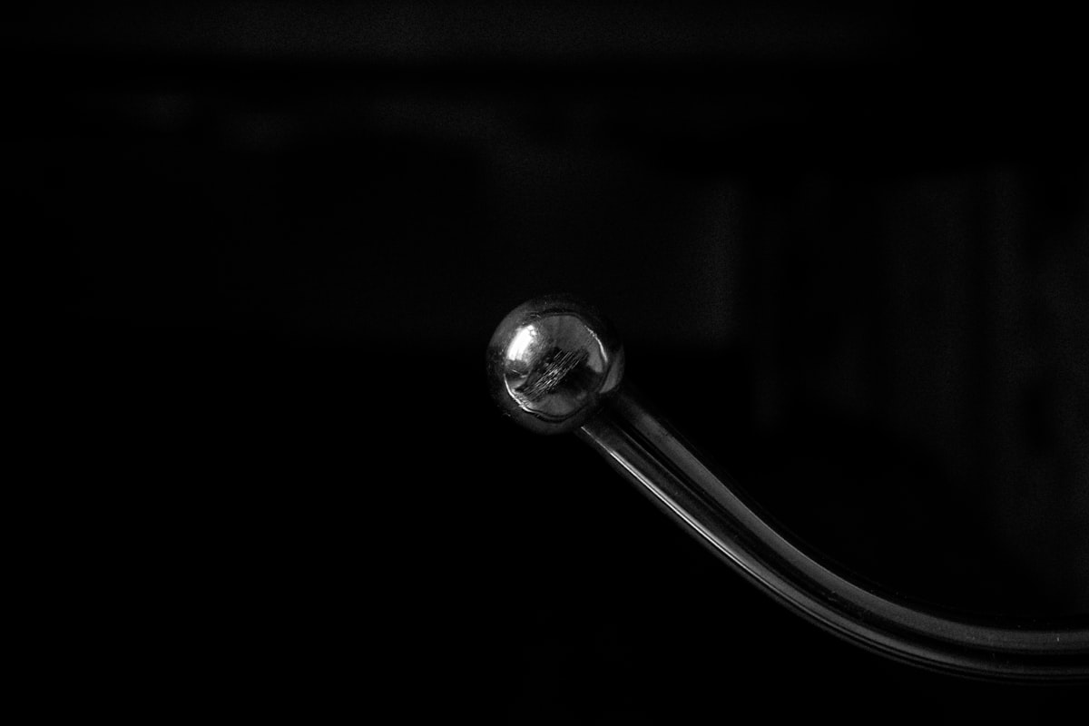 Detalhe de joia de piercing