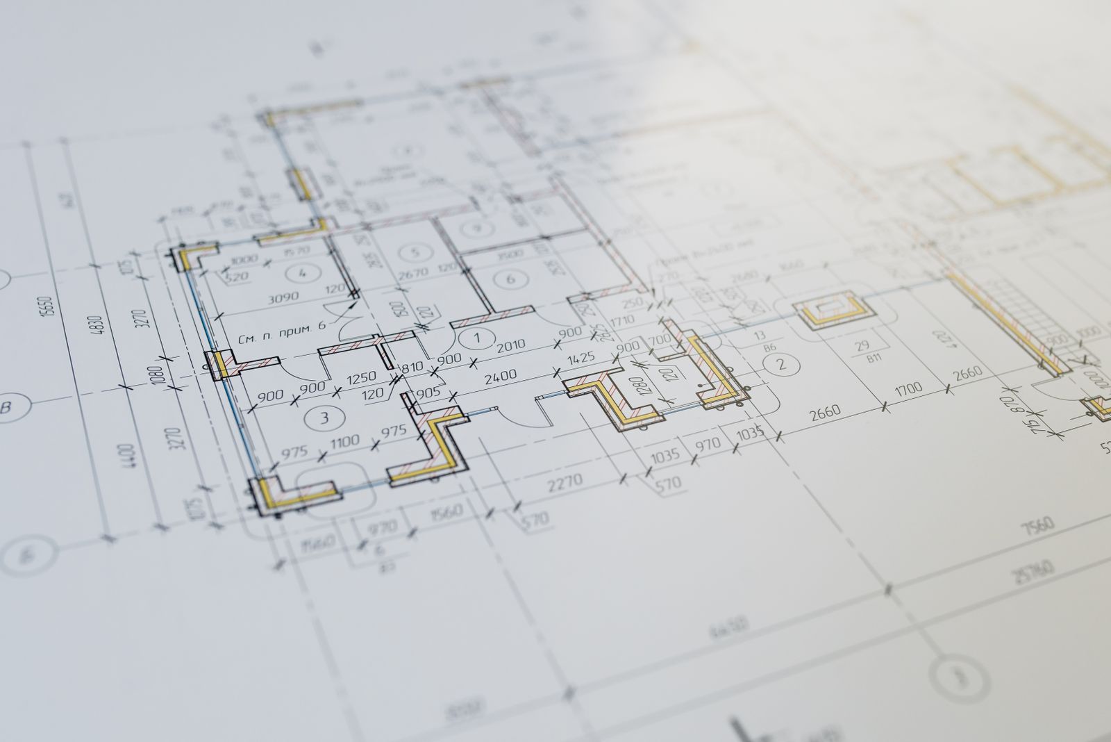 Planta técnica de arquitetura sobre a mesa de trabalho