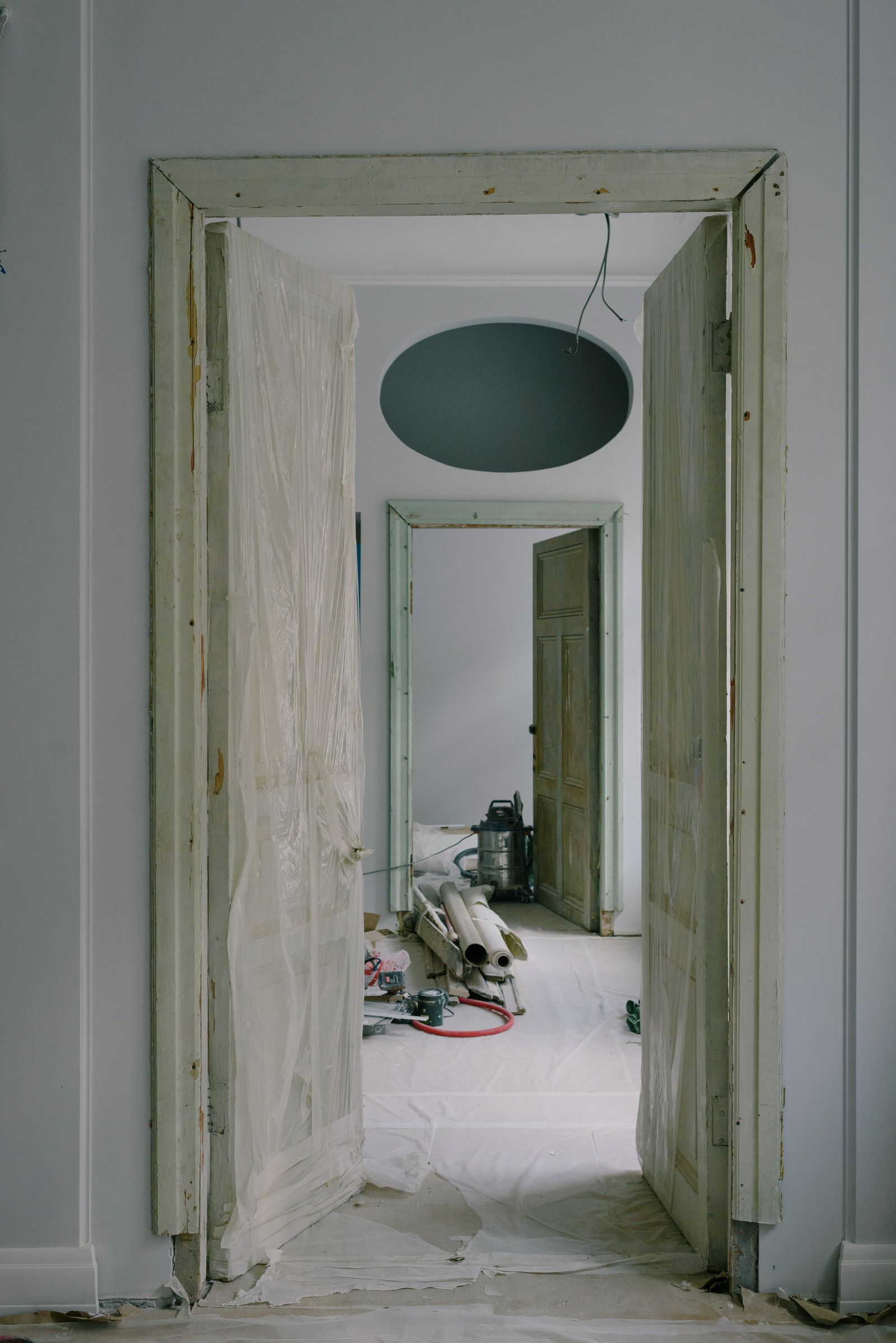 Apartamento em fase de renovação com materiais de construção