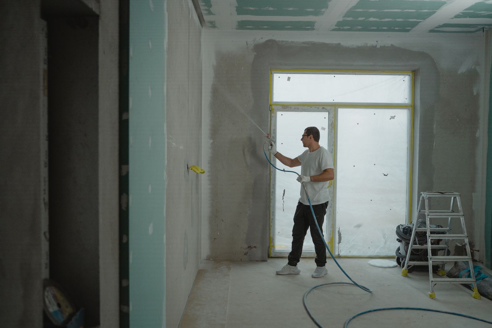 Aplicação de acabamento numa parede em obra