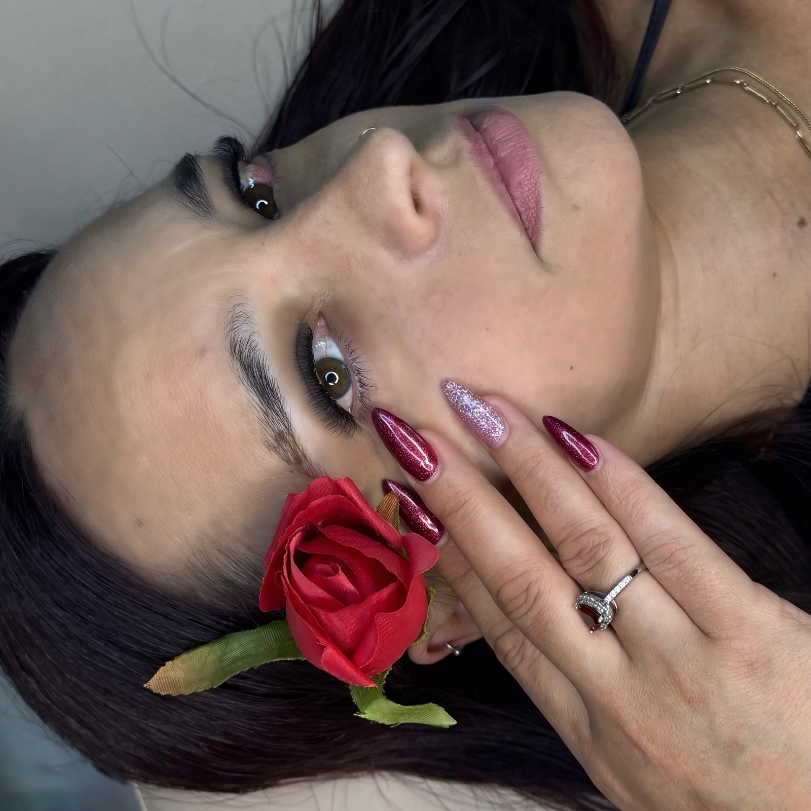 Trabalho de maquilhagem e unhas realizado em cliente
